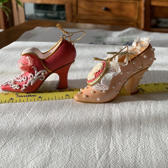 10 Heirloom Ornaments Stepping to Time Shoes - Picture 3 of 12